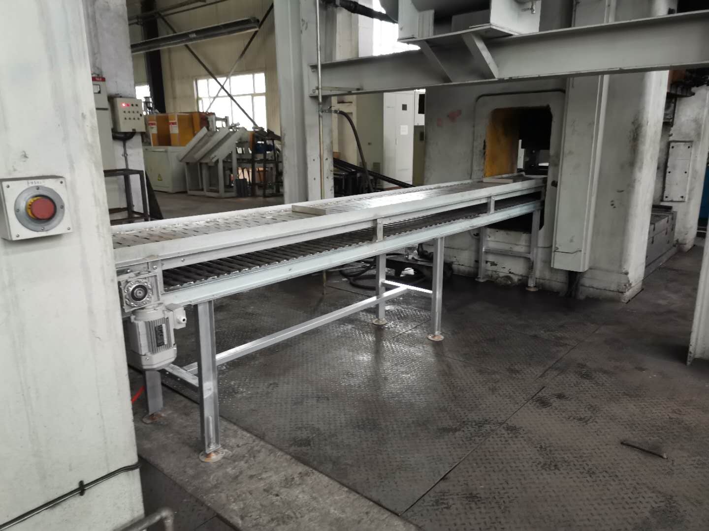鍛造車(chē)間用板鏈輸送機